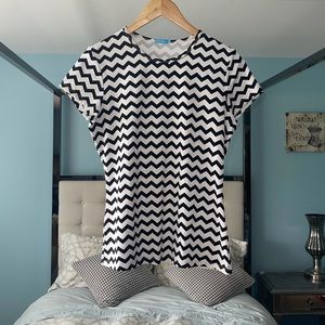 J. MCLAUGHLIN Signature Black White Chevron Cap Sleeve Catalina Cloth Top Medium